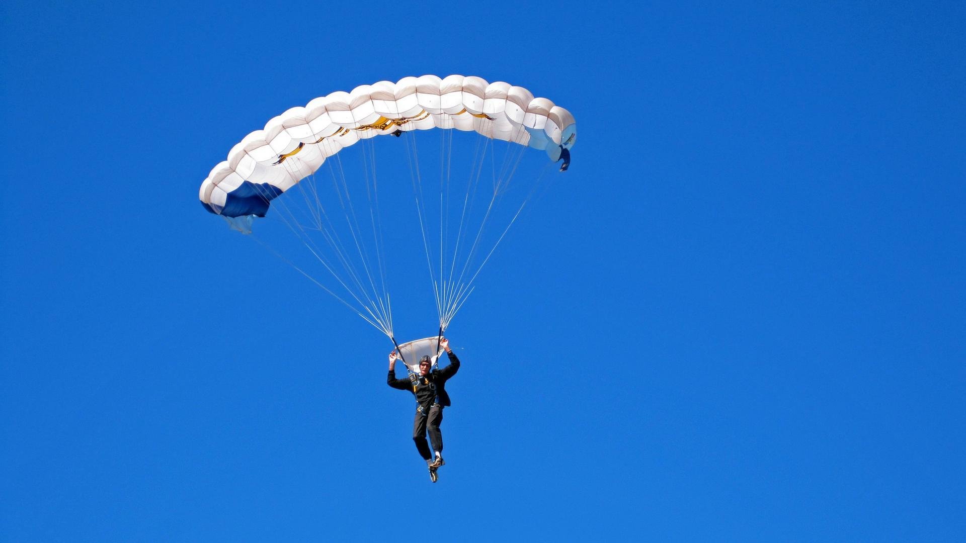 开云体育下载-赛道新纪元，皮亚斯特里驾驭阿斯顿马丁横扫法拉利